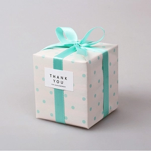 Cinta de raso azul lago en caja de regalo de lunares con tarjeta de gracias fondo gris