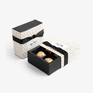 Elegante caja de regalo cuadrada tipo cajón con estampado Merci y cinta negra