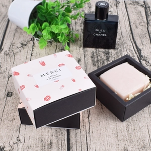 Quadratische Marmor-Geschenkbox mit Erdbeerdruck für Seifen oder Pralinen