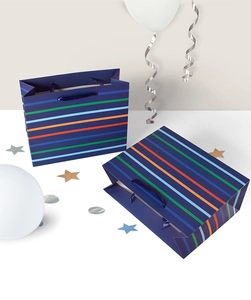 Detailansicht der dunkelblauen Geschenktüte mit bunten Streifen und Seidengriffen