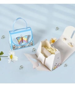 Detailansicht der 3D Schmetterling Geschenkbox mit Griff und dekorativem Füllmaterial