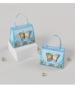 Makroaufnahme der blauen 3D Schmetterling Geschenkbox mit Blumenmuster und Seidengriff