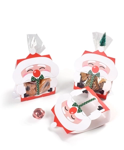 Detail der Weihnachts-Geschenkbox mit Sichtfenster und roter Schleife für Kekse