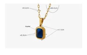 Détail du pendentif en cristal bleu de 1,1x0,9 cm sur une chaîne à trombones dorée