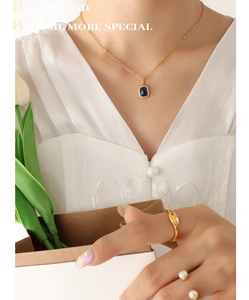 Gros plan du collier plaqué or 18 carats avec pendentif en cristal bleu sur un mannequin