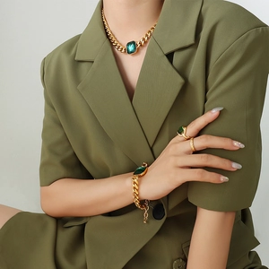 Retro chunky gold-plated necklace and bracelet set with emerald green crystal stones