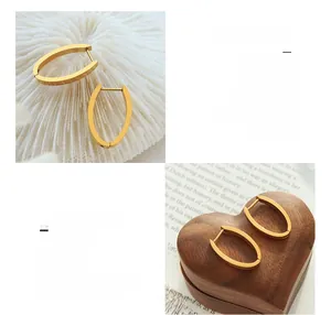 Gros plan de boucles d'oreilles en U en acier titane plaqué or 18 carats sur corail