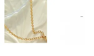 Gros plan détaillé d'un collier pendentif croix doré sur un plateau en céramique