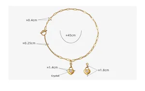 Détails des dimensions du collier doré à fermoir OT et pendentifs cœur en cristal