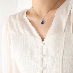 Collier plaqué or 18 carats avec pendentif en cristal bleu rectangulaire sur chaîne argentée