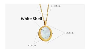 Détails du pendentif ovale en nacre sur une chaîne en acier inoxydable plaqué or