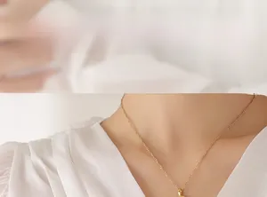Détail d'un pendentif ovale en coquillage blanc sur une chaîne torsadée dorée sur modèle