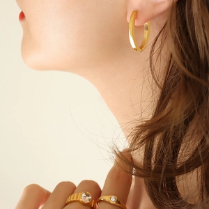 Créoles En Forme De U Acier Titane Simple Géométrique Lisse Poli Plaqué Or 18K Niche Ins Style Mode Femmes