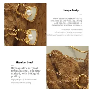 Détail macro du pendentif sac en acier titane plaqué or 18K avec nacre et perle