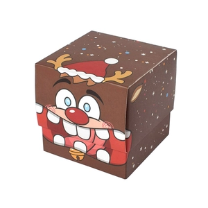 Boîte cadeau de Noël marron avec motif renne de dessin animé sur un fond blanc pur