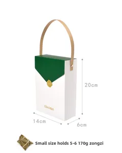 Détail de boîte cadeau vert et blanc avec poignée en bois et sceau doré, 20x14x6cm
