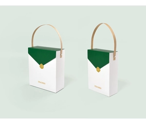 Détail de boîtes cadeaux minimalistes avec rabat en V, sceau de cire et gravure dorée