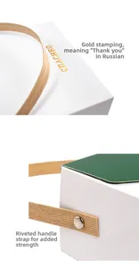 Détail du marquage à chaud doré russe et des rivets métalliques sur la boîte cadeau