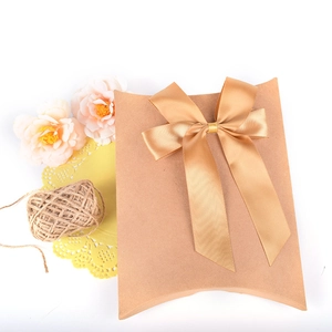 Braune Kissenbox mit champagnerfarbener Satinschleife für elegante Geschenkverpackungen