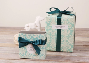 Scatole regalo verde menta con motivi damascati e fiocchi di raso verde scuro