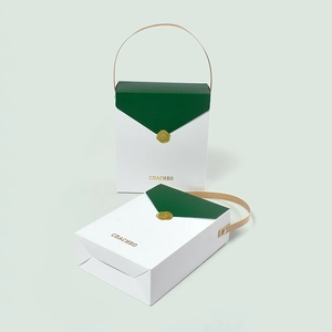 Boîte cadeau minimaliste verte et blanche avec dorure et poignée en bois