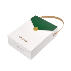 Boîte cadeau blanche minimaliste avec rabat vert et sceau de cire dorée