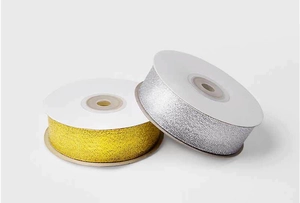Vista macro de cintas metálicas en oro y plata para cajas de regalo y manualidades DIY