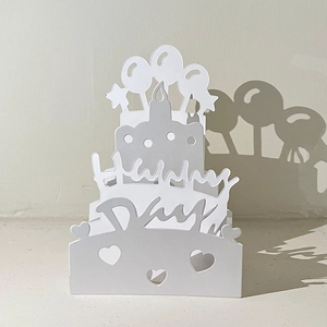 Biglietto auguri 3D bianco pop-up con torta, palloncini e design Happy Day inciso
