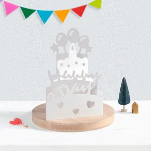 Biglietto di compleanno 3D bianco tagliato al laser con scritta Happy Day su base