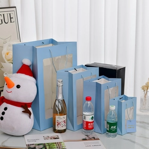 Dettaglio di sacchetti regalo azzurri con finestra in PVC trasparente in varie misure