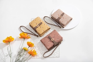 Détails de portefeuilles compacts à fleurs en jaune, beige et rose avec dragonnes
