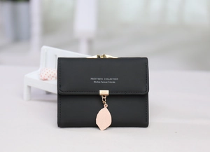 Détail du portefeuille noir en cuir PU avec fermoir doré et pendentif feuille rose