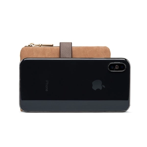 Braune Wildleder-Geldbörse mit einem iPhone zum Größenvergleich und Maßstabsreferenz
