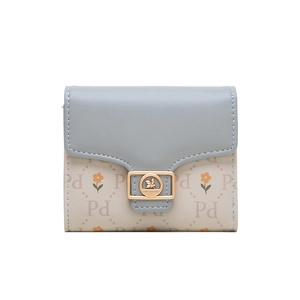 Detailopname van elegante portemonnee met bloemenprint en goudkleurige metalen gesp