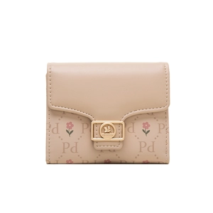 Macro-opname van beige PU-leren portemonnee met metalen gesp en bloemenpatroon