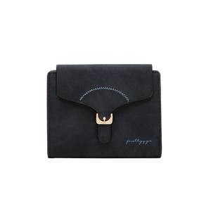 Dettaglio del portafoglio nero opaco con fibbia dorata e cuciture decorative blu