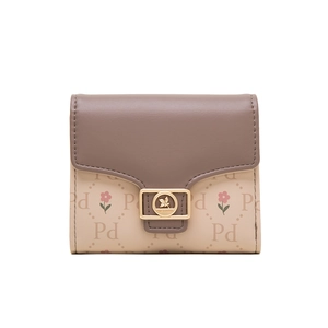Detail van damesportemonnee met bloemenprint en gouden PRETTYZYS metalen sluiting