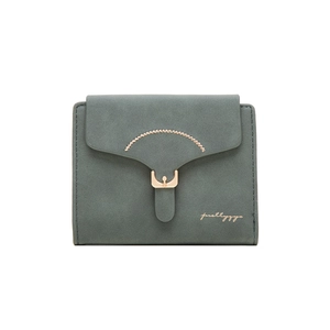 Dettaglio del portafoglio pieghevole grigio-verde vintage con chiusura a scatto e logo