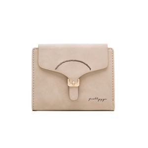 Dettaglio del portafoglio beige con fibbia a ferro di cavallo e cuciture decorative fini