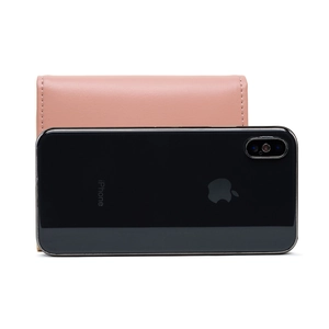 Roze PU-lederen portemonnee naast een iPhone voor een maatvergelijking