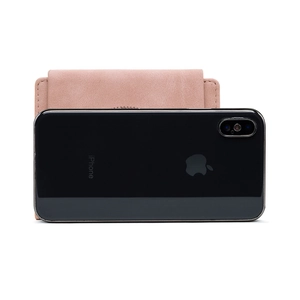 Portafoglio in pelle rosa opaca accanto a uno smartphone per confronto misure