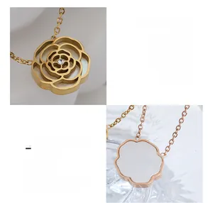 Dettaglio del ciondolo a rosa con zircone e intarsio in madreperla bianca su oro 18K
