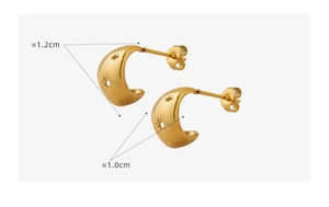 Détail de boucles d'oreilles croissants dorés avec gravure d'étoiles et dimensions de 1,2cm
