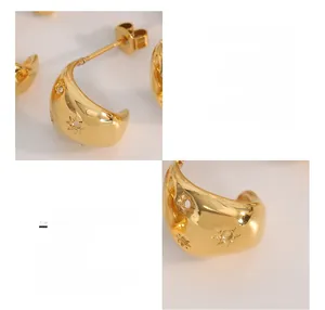 Détails des boucles d'oreilles créoles C en acier titane doré avec motifs d'étoiles