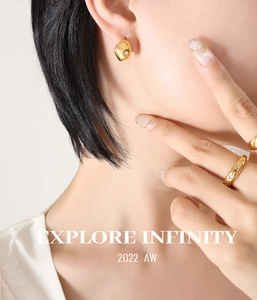 Détails des boucles d'oreilles étoile dorées et bague assortie avec cristaux