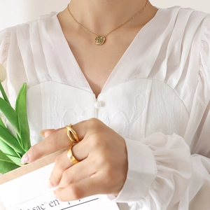 Collana Con Pendente A Fiore Di Rosa In Acciaio Al Titanio Placcato Oro 18K Con Conchiglia Bianca E Zircone Gioielli Francesi Per Donna