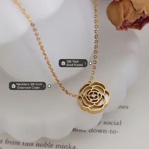 Collana placcata oro 18K con ciondolo a rosa, conchiglia bianca e zircone su espositore