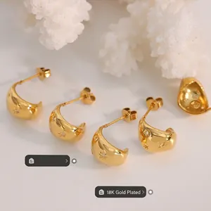 Boucles d'oreilles étoile évidées en plaqué or 18 carats avec design créole en forme de C