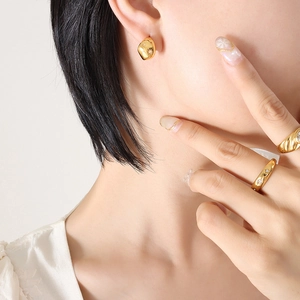 Parure de bijoux en acier doré avec boucles d'oreilles étoile et bagues sur mannequin