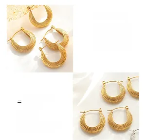 Détail macro de boucles d'oreilles en U avec texture perlée en acier plaqué or 18 carats